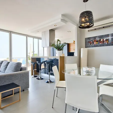 Magnificent Seafront 2-bedroom Penthouse Lejlighed *