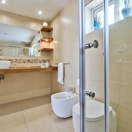 Magnificent Seafront 2-bedroom Penthouse Lägenhet *