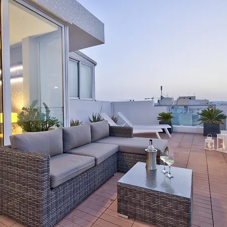 Magnificent Seafront 2-bedroom Penthouse *