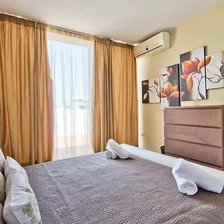 Magnificent Seafront 2-bedroom Penthouse Apartmán *