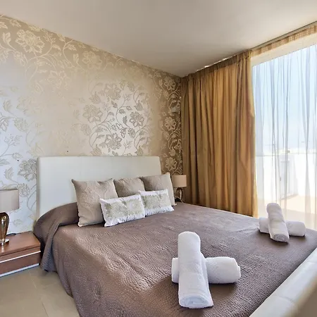 Апартаменты Magnificent Seafront 2-bedroom Penthouse Слима