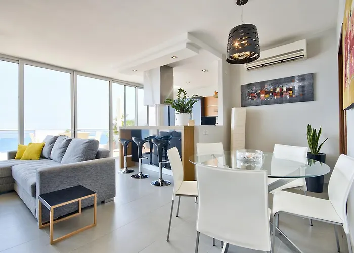 Magnificent Seafront 2-bedroom Penthouse 아파트 *