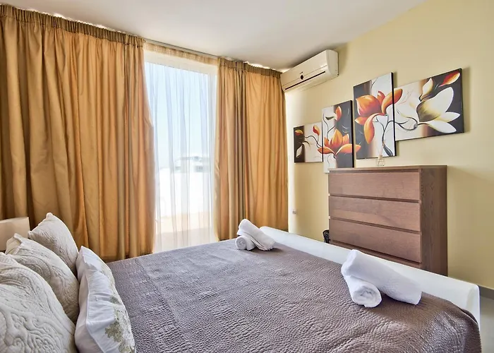 Magnificent Seafront 2-bedroom Penthouse 아파트 *