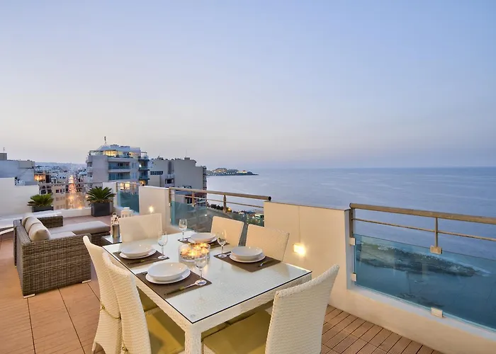 Magnificent Seafront 2-bedroom Penthouse 아파트 *