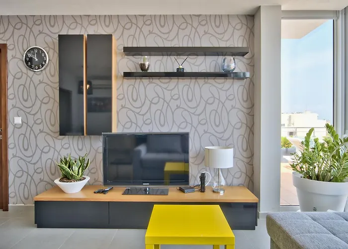 Magnificent Seafront 2-bedroom Penthouse *