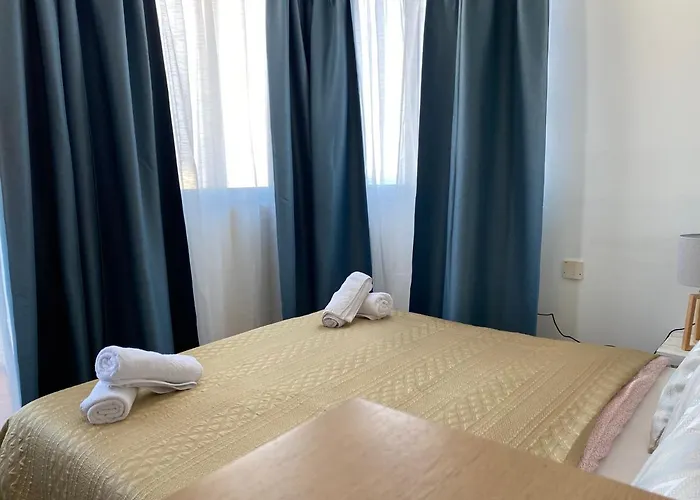 Magnificent Seafront 2-bedroom Penthouse 아파트 *